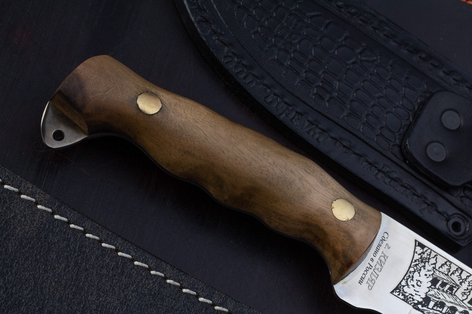 Нож Варан 65х13 орех клепанный Беркут Кизляр