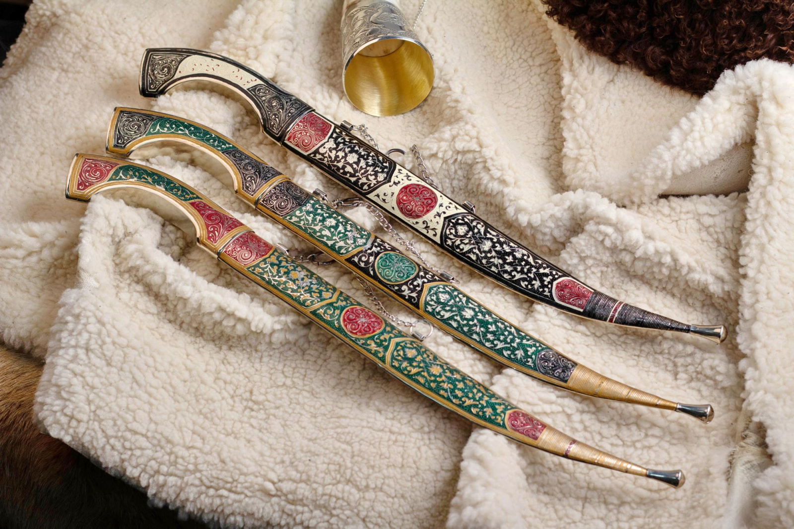 Кинжал сувенирный Ятаган Горец крашенный мельхиор Беркут Кизляр