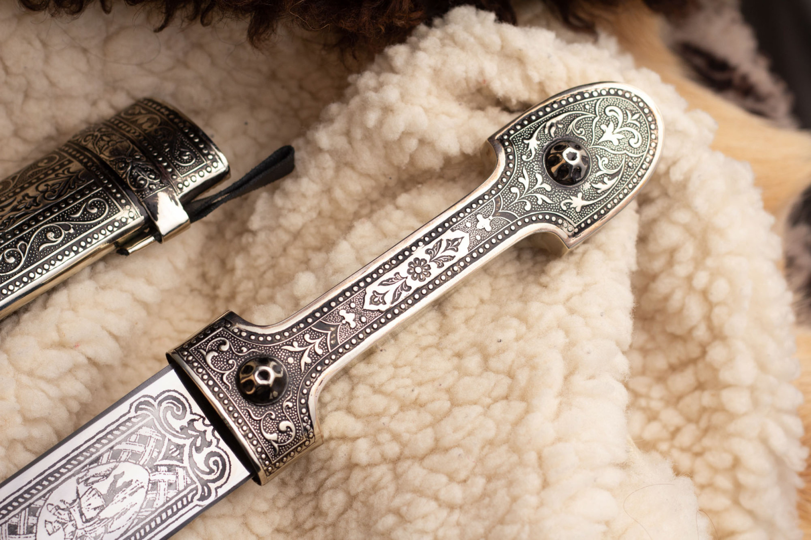 Кинжал сувенирный модель №16 (Кавказский) кожа/мельхиор Беркут Кизляр