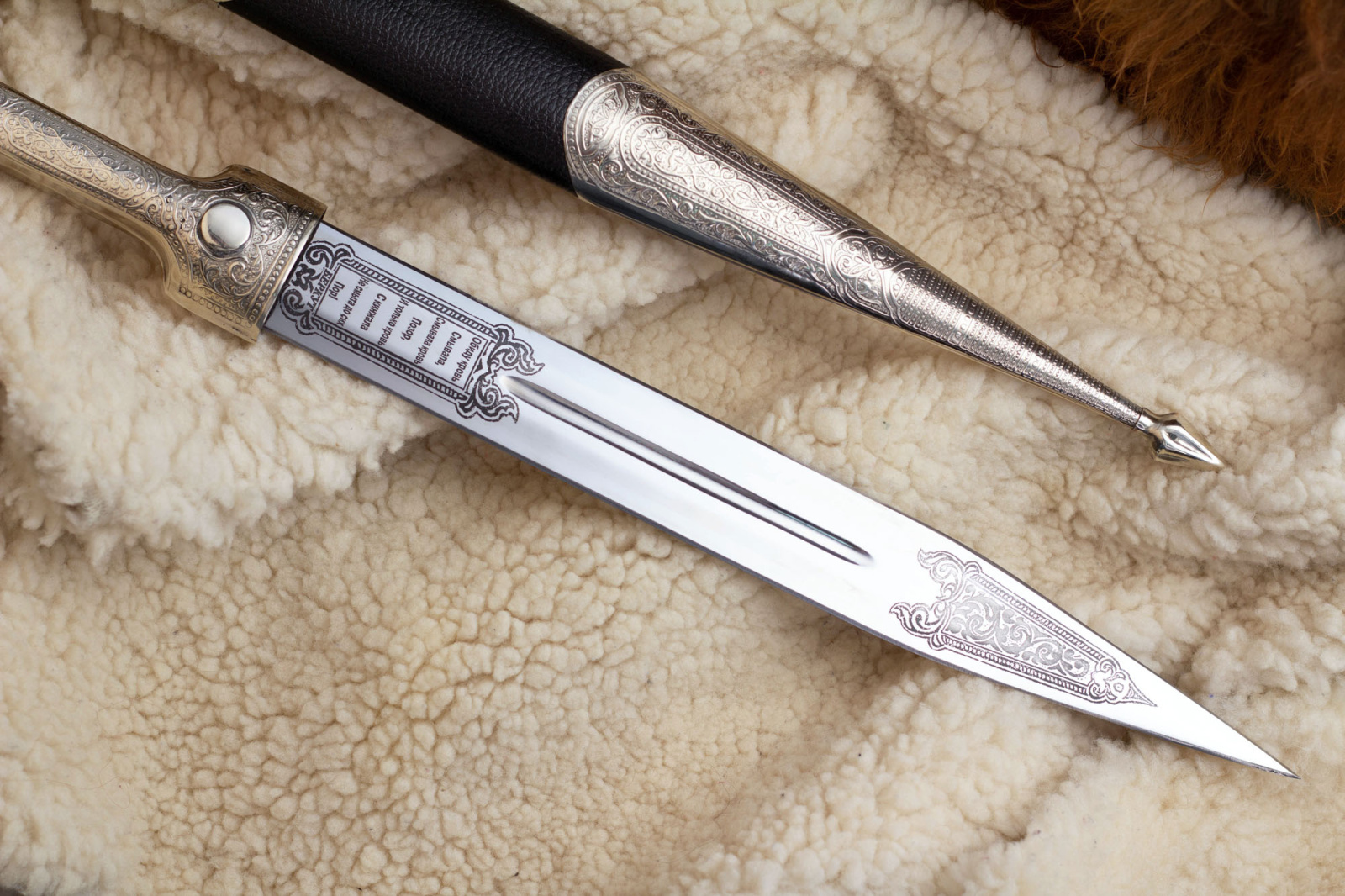 Кинжал Ирбис кожа/мельхиор крашеная Беркут Кизляр