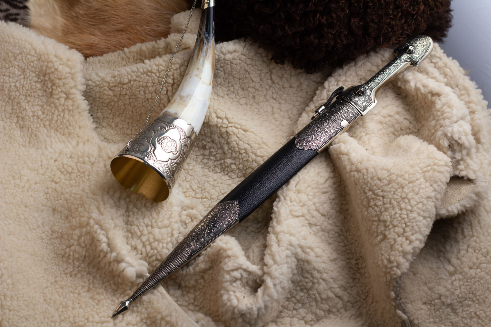 Кинжал сувенирный модель № 2 кожа/мельхиор Беркут Кизляр