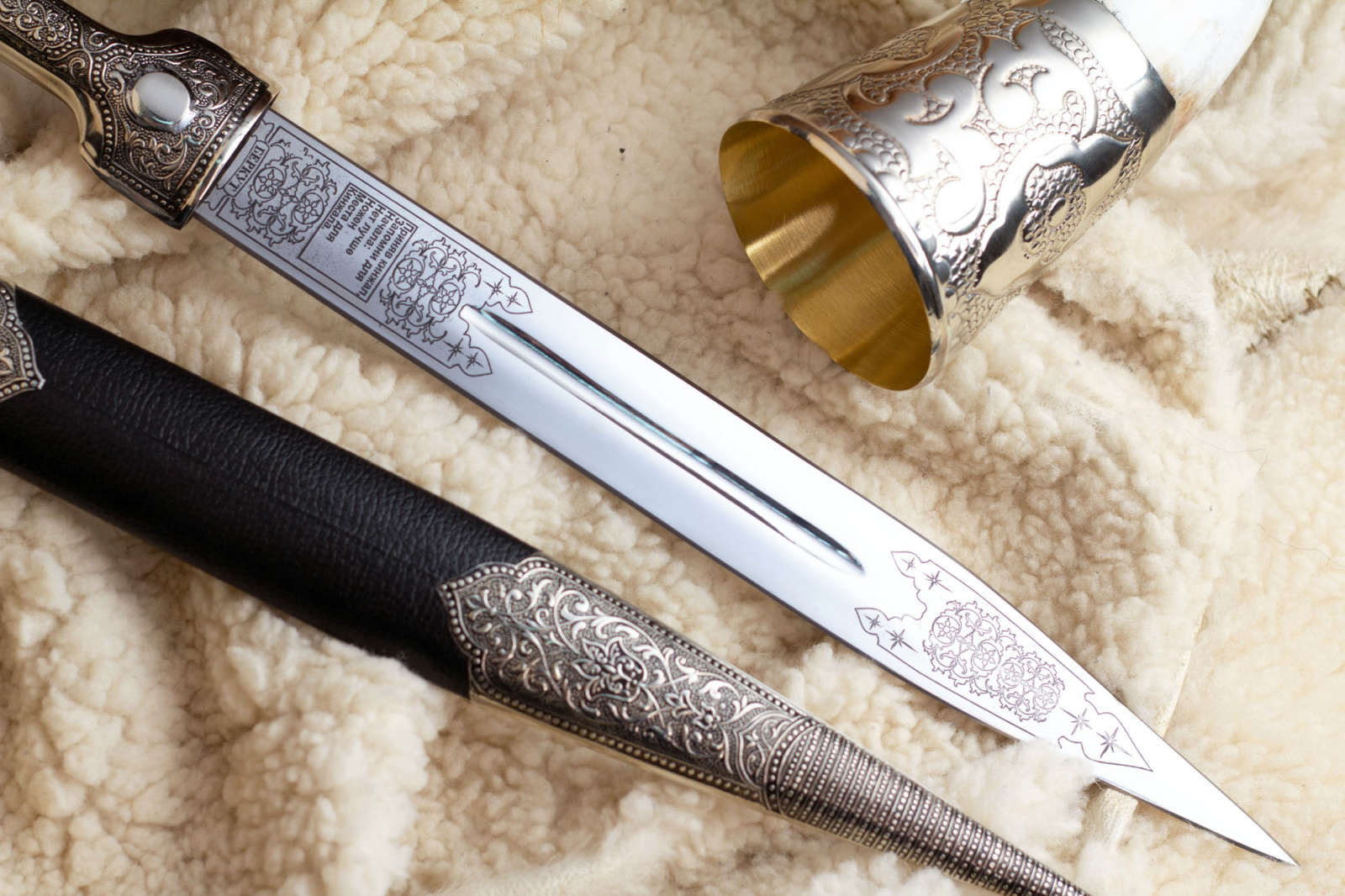 Кинжал сувенирный модель № 2 кожа/мельхиор Беркут Кизляр