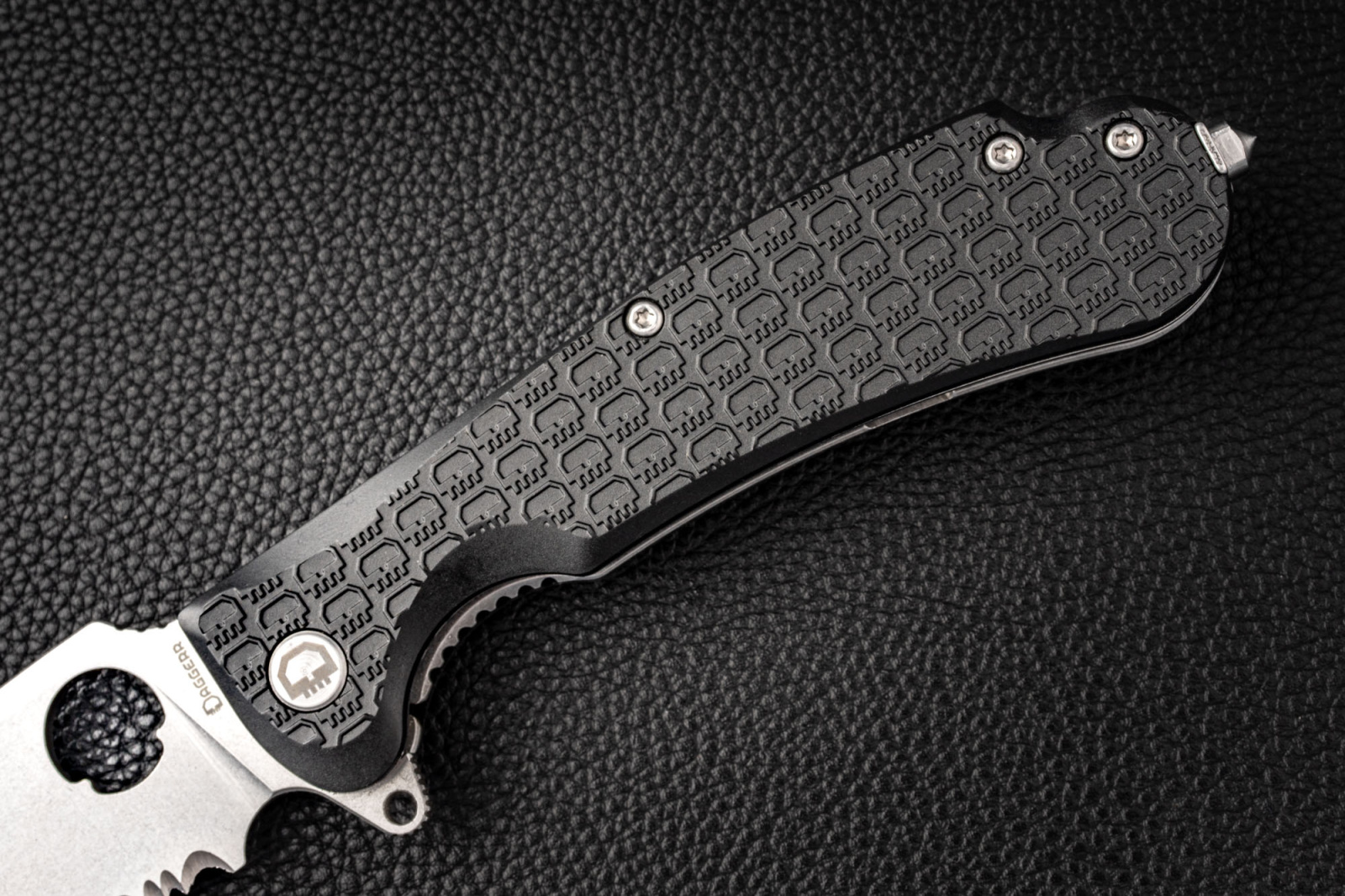 Складной нож Daggerr Resident serrated stonewash черный