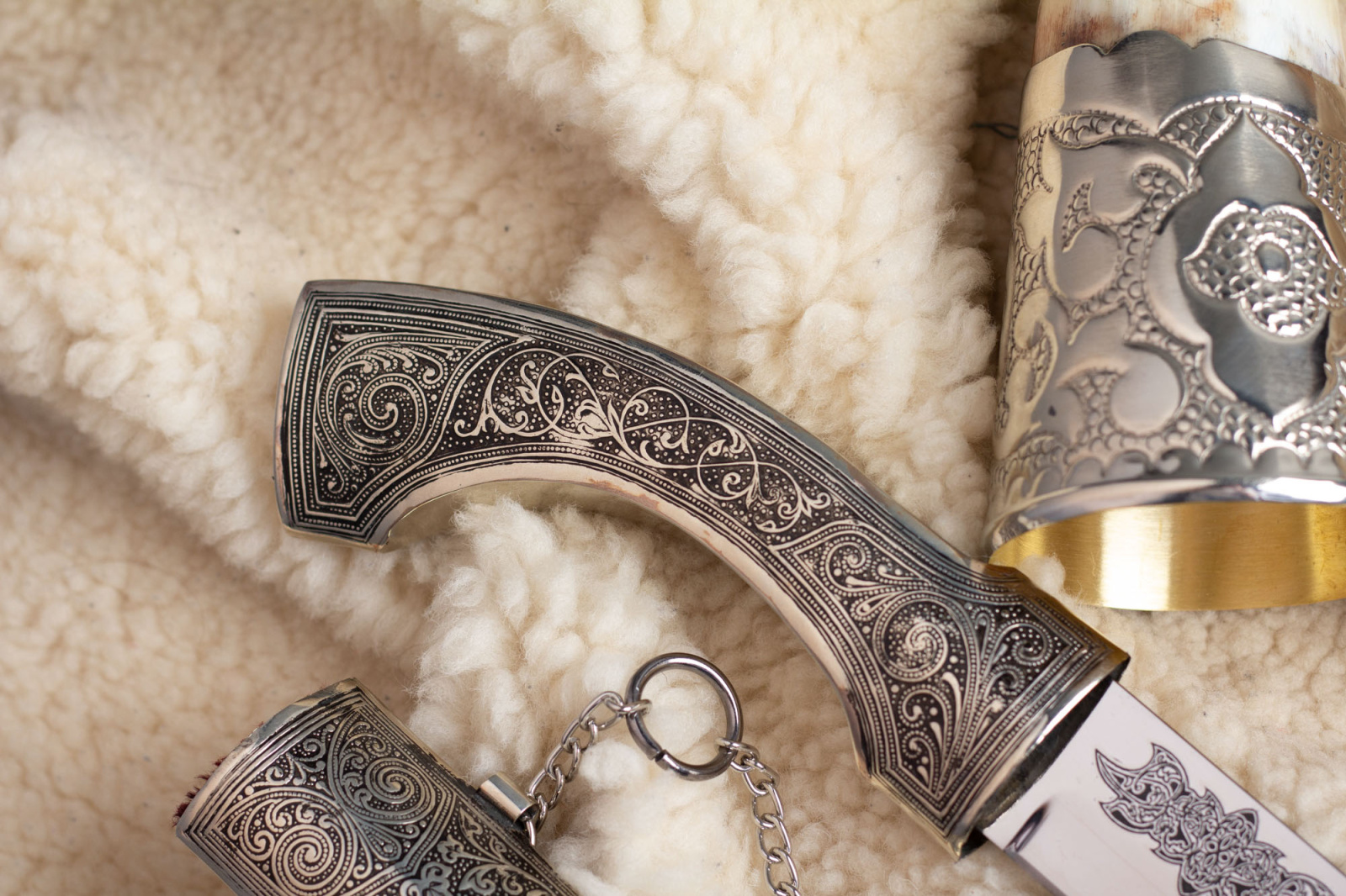 Кинжал сувенирный Ятаган Горец мельхиор Беркут Кизляр