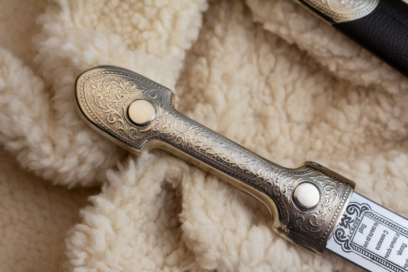 Кинжал Ирбис кожа/мельхиор крашеная Беркут Кизляр