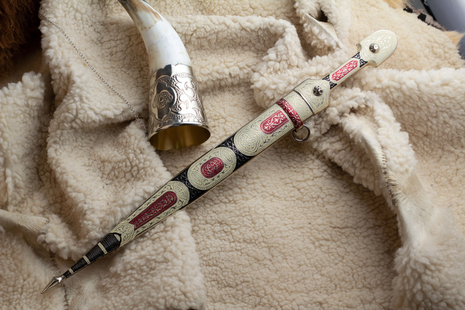 Кинжал Ирбис мельхиор крашеная Беркут Кизляр