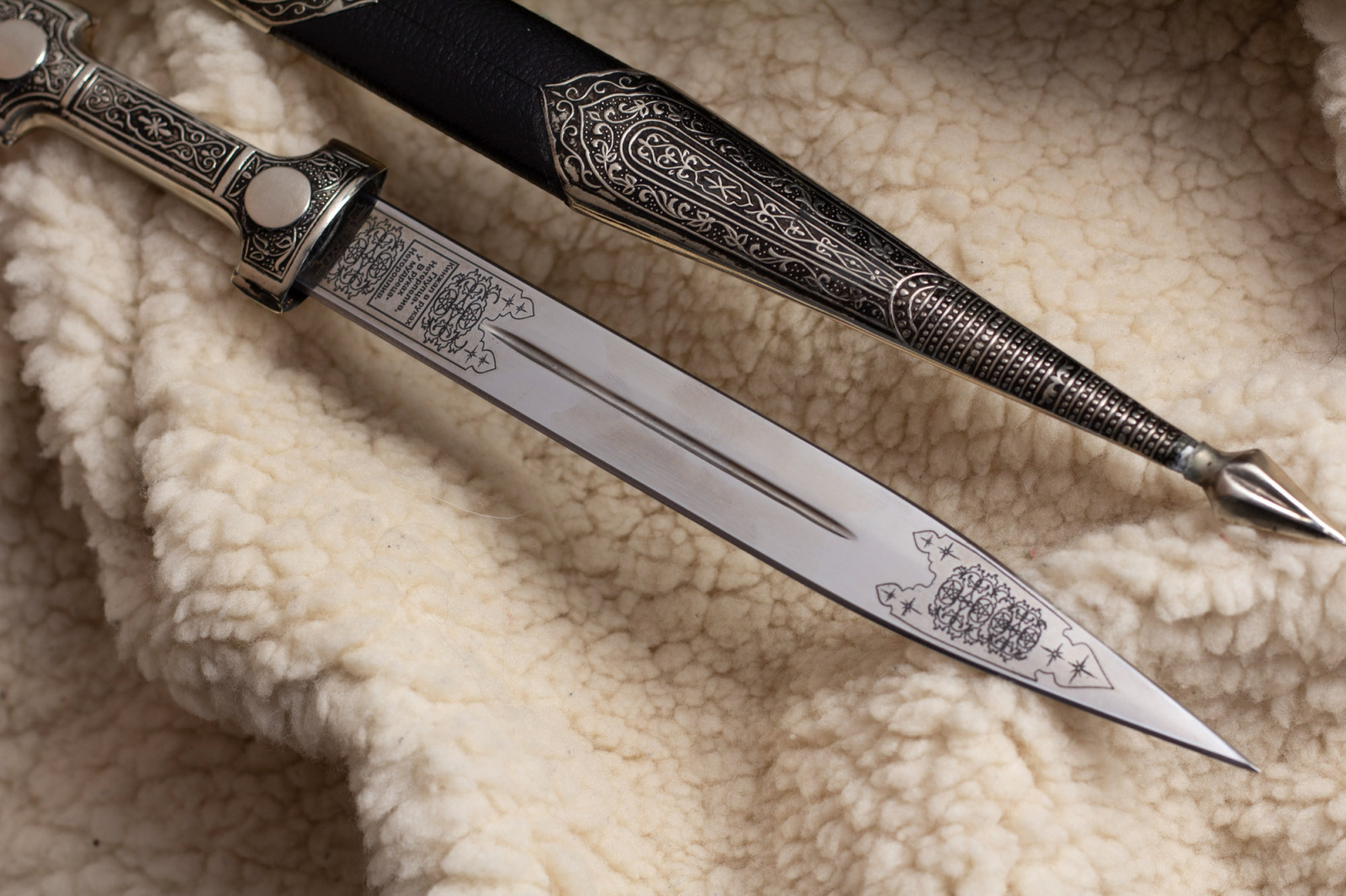 Кинжал джигит кожа/мельхиор Беркут
