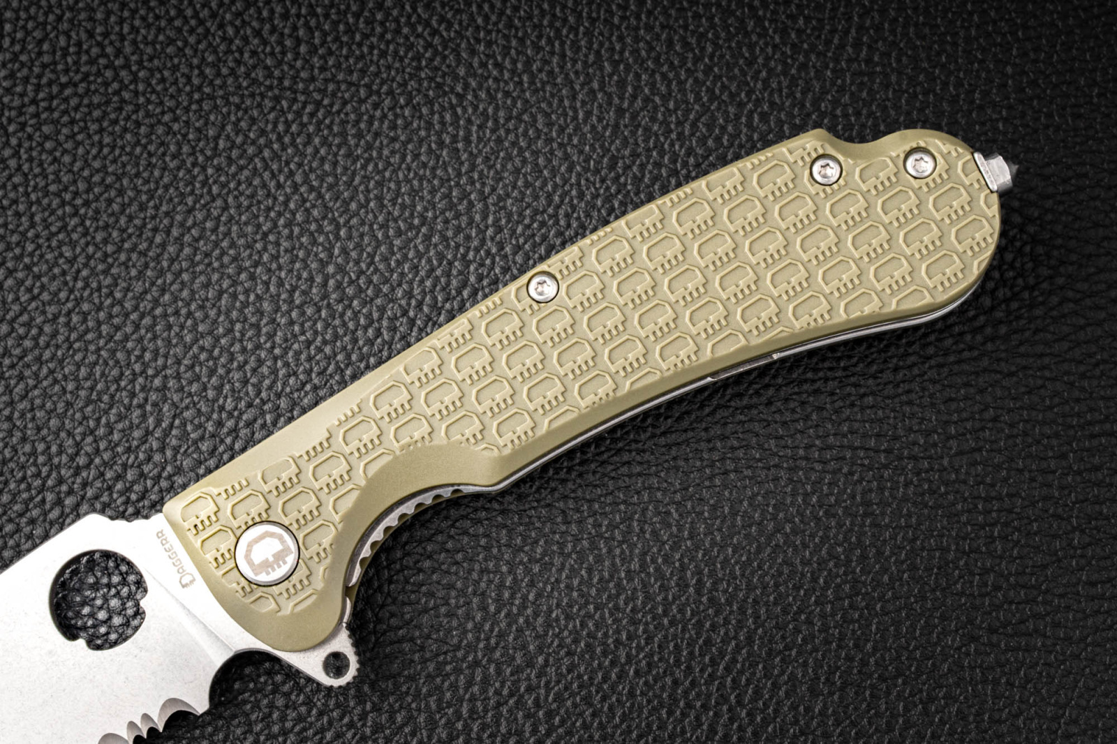 Складной нож Daggerr Resident serrated stonewash олива