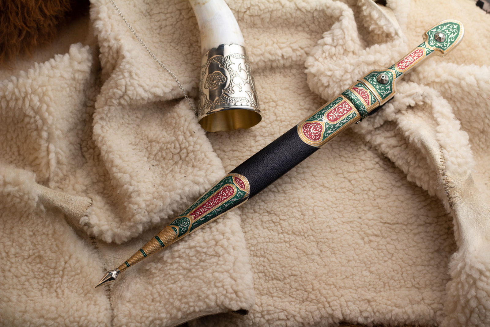 Кинжал Ирбис кожа/мельхиор крашеная Беркут Кизляр