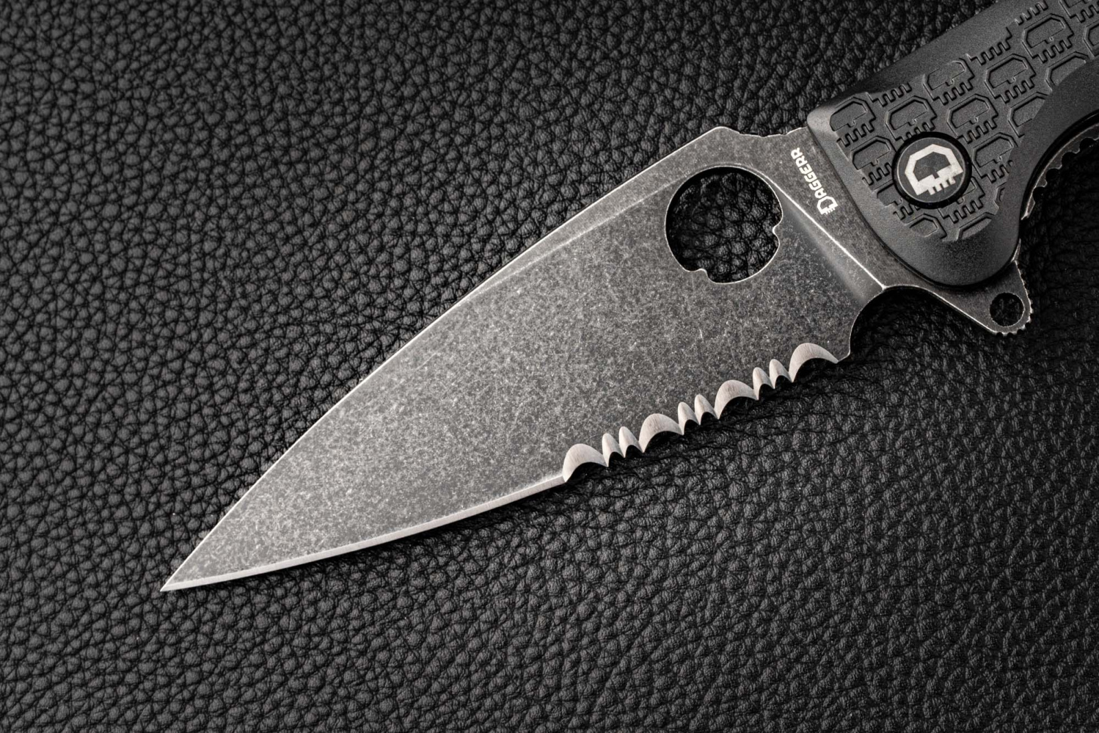 Складной нож Daggerr Resident serrated blackwash черный