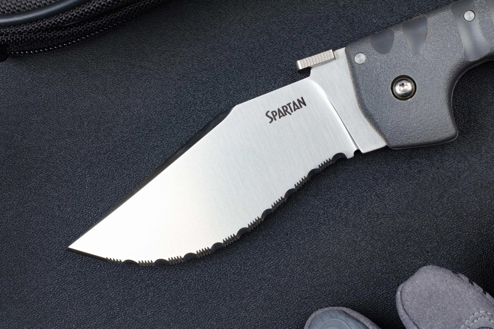 Складной нож Cold Steel Spartan Serrated сталь AUS-10A, рукоять Grivory