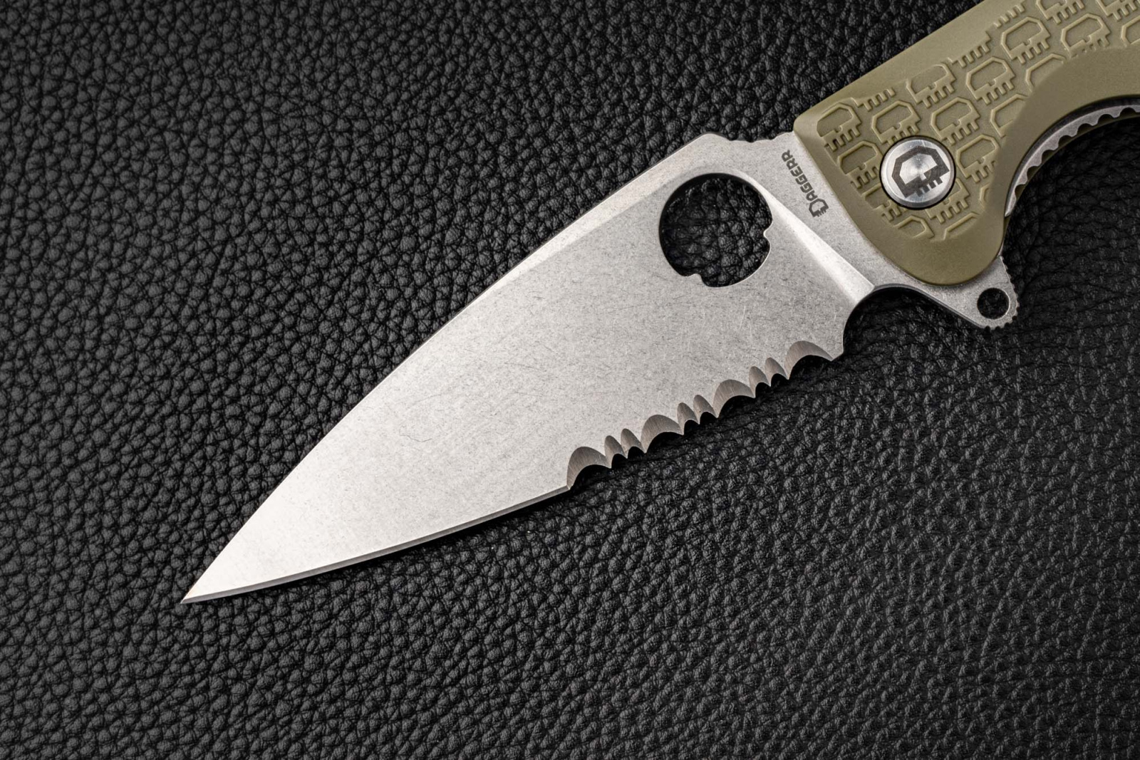 Складной нож Daggerr Resident serrated stonewash олива
