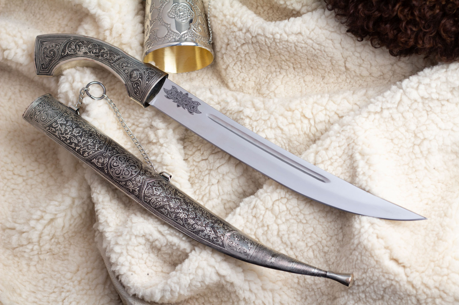 Кинжал сувенирный Ятаган Горец мельхиор Беркут Кизляр
