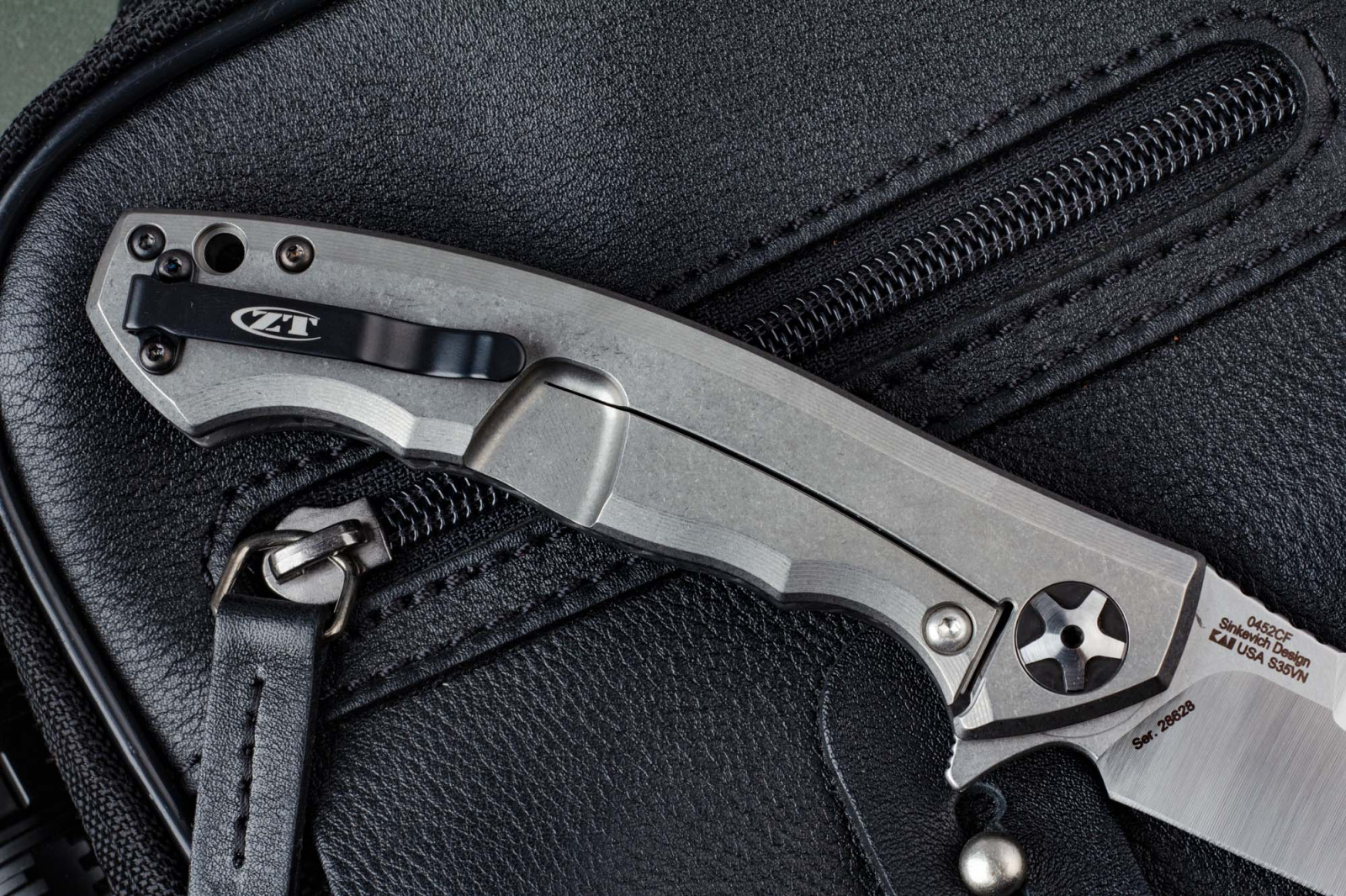 Складной нож ZT 0452CF Sinkevich Flipper Satin сталь CPM-S35VN, рукоять Carbon Fiber