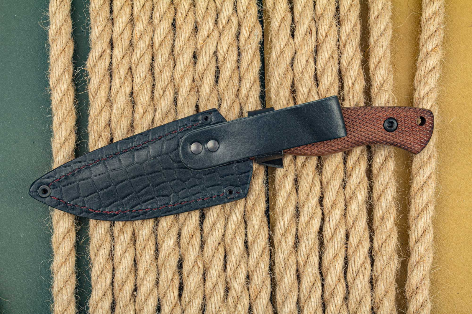 Нож Охотник -Х12мф орех