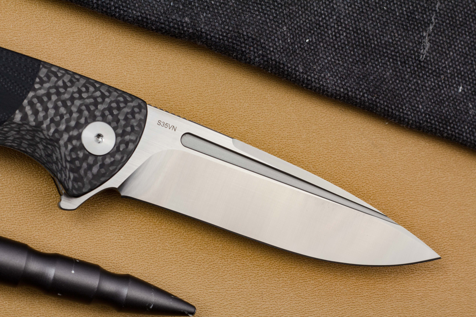 Нож QSP Harpyie Satin сталь S35VN, рукоять Black G10/CF