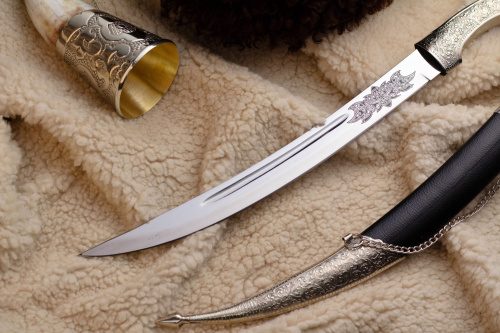Кинжал сувенирный Ятаган Горец крашенный-кожа/мельхиор Беркут Кизляр