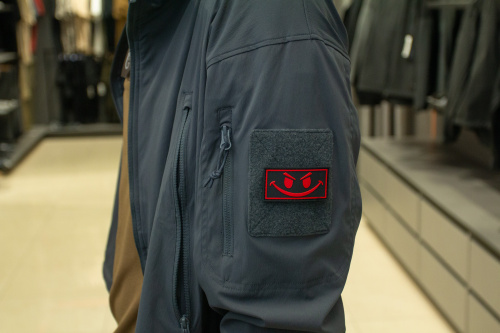 Нашивка из ПВХ Smile красный на черном 70х35