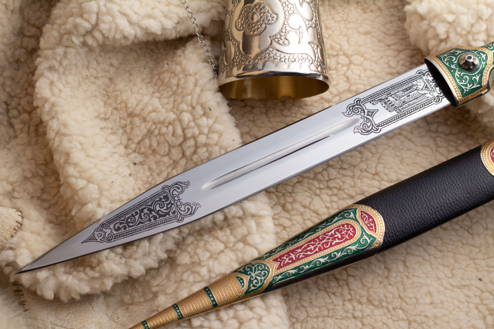 Кинжал Ирбис кожа/мельхиор крашеная Беркут Кизляр