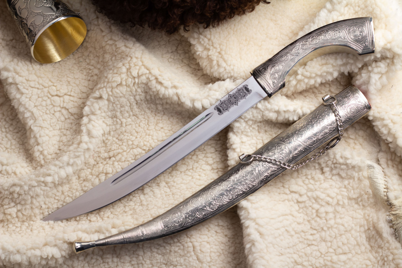 Кинжал сувенирный Ятаган Горец крашенный мельхиор Беркут Кизляр