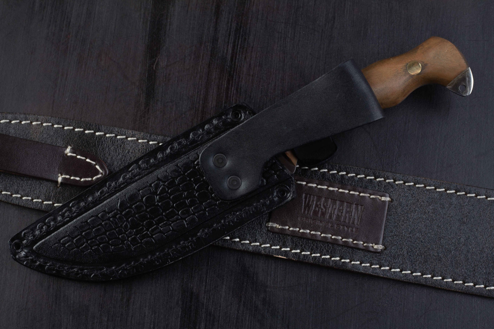 Нож Варан 65х13 орех клепанный Беркут Кизляр