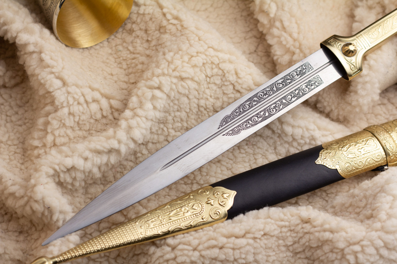 Кинжал сувенирный кожа/дерево/латунь Кизляр Кинжал сувенирный кожа/дерево/латунь Кизляр