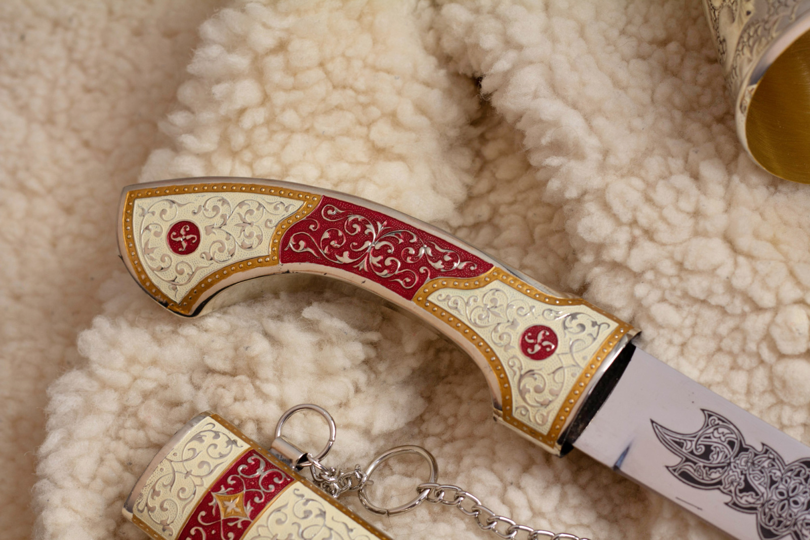 Кинжал сувенирный Ятаган Горец крашенный-кожа/мельхиор Беркут Кизляр Кинжал сувенирный Ятаган Горец крашенный-кожа/мельхиор Беркут Кизляр