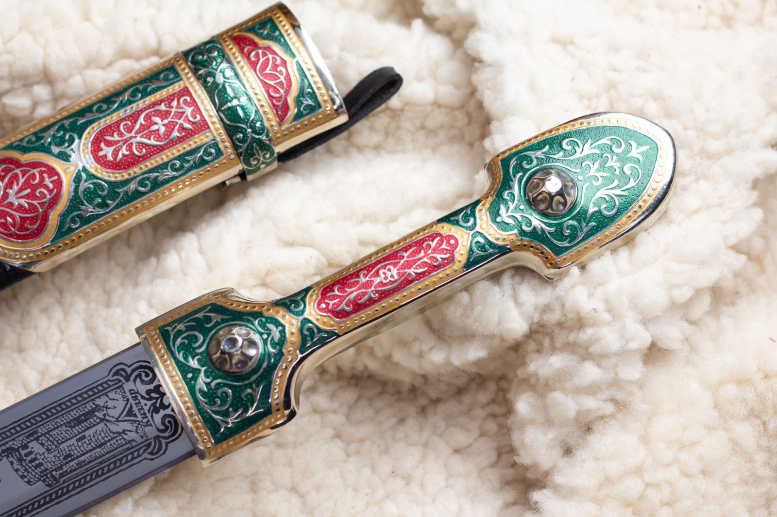 Кинжал Ирбис кожа/мельхиор крашеная Беркут Кизляр