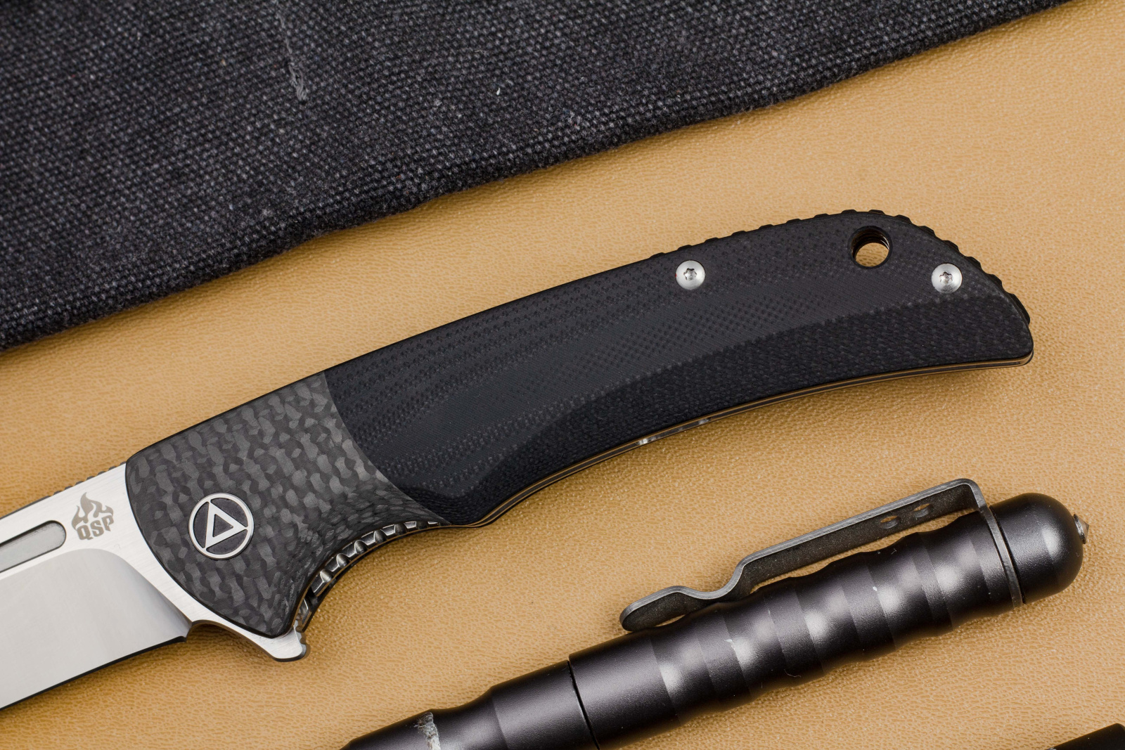 Нож QSP Harpyie Satin сталь S35VN, рукоять Black G10/CF